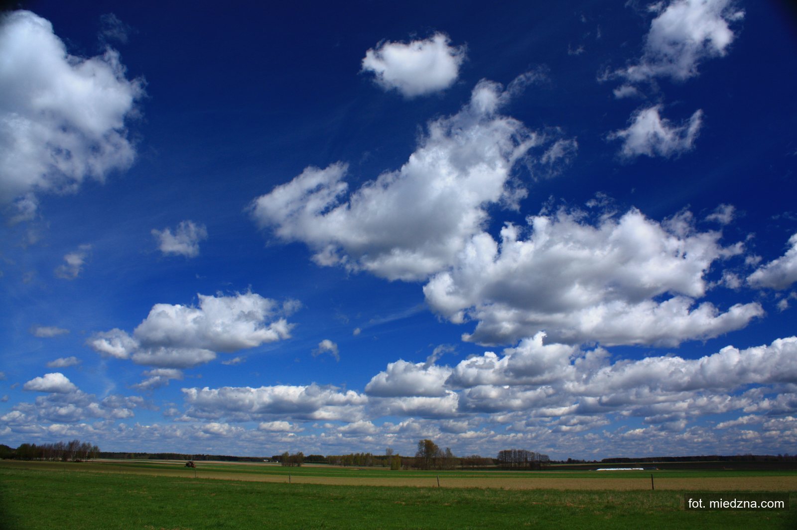 Pola i chmury nad gminą Miedzna