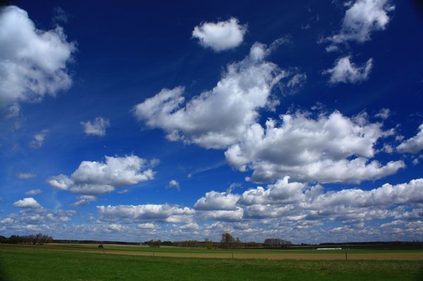 Pola i chmury nad gminą Miedzna