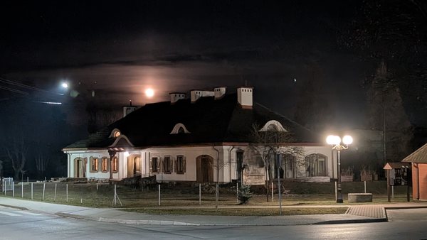 Dawny zajazd nocą