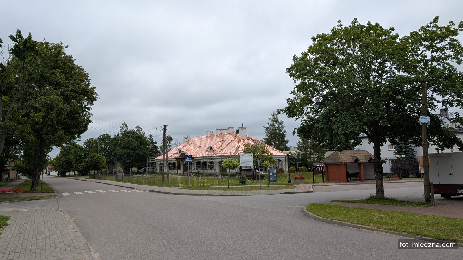 Zajazd w remoncie — widok od skrzyżowania