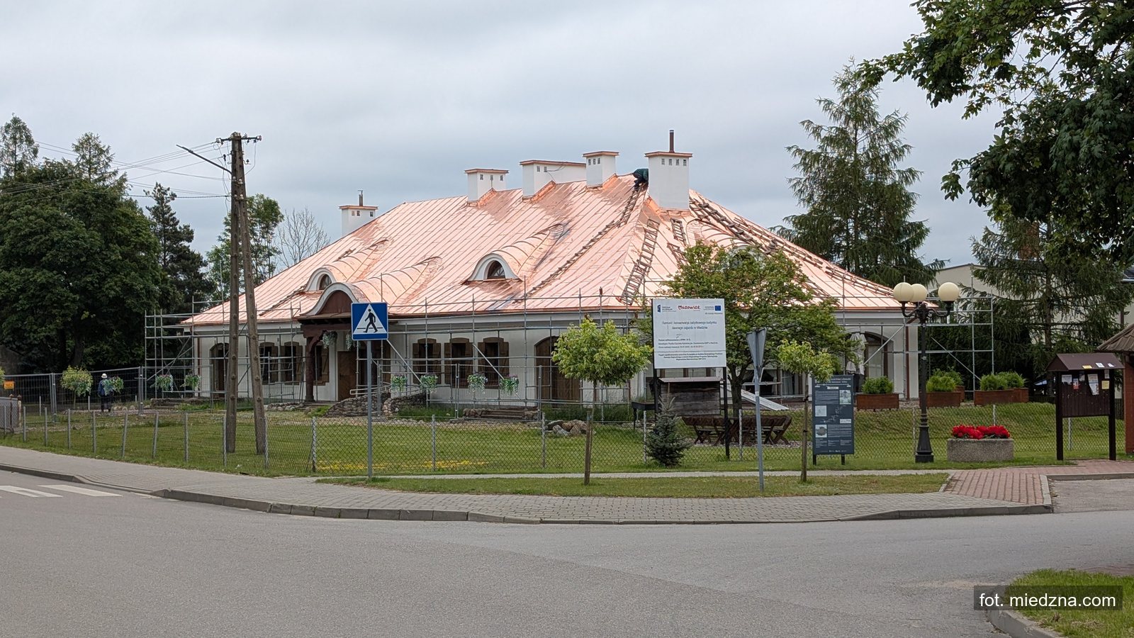 Zajazd w remoncie — nowy miedziany dach