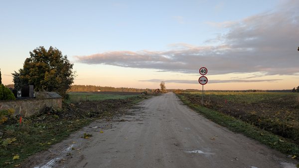 Droga przy cmentarzu jesienią