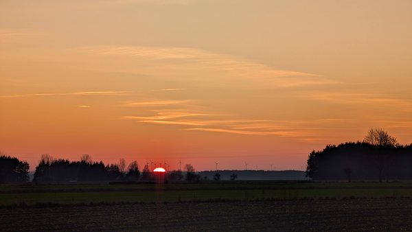 Zachód słońca, wiatraki na horyzoncie